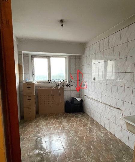 Obor 3 camere semidecomandat, 2 bai si un balcon generos -  Metrou Obor, an 1979