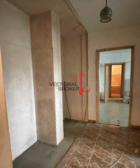 Obor 3 camere semidecomandat, 2 bai si un balcon generos -  Metrou Obor, an 1979